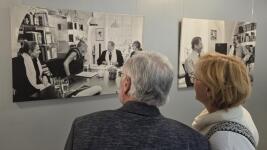 Senioři si prohlížejí výstavu Václav Havel v Centru RoSa Liberec